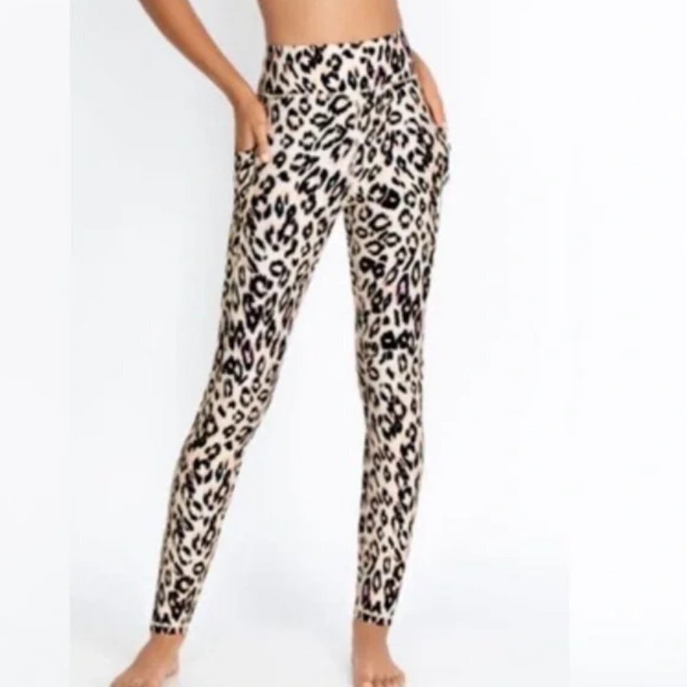 Johnny Was Calme Endurance High Waist 7/8 Leggings with Pockets in Leopard